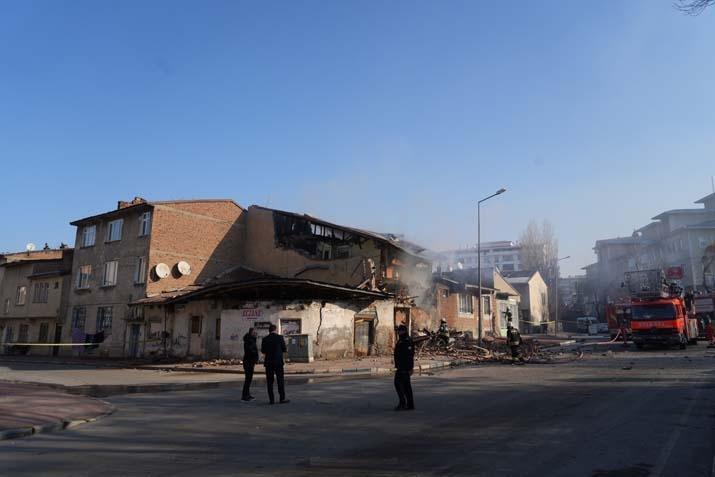Erzurumda doğal gaz dehşeti 2 ev yıkıldı