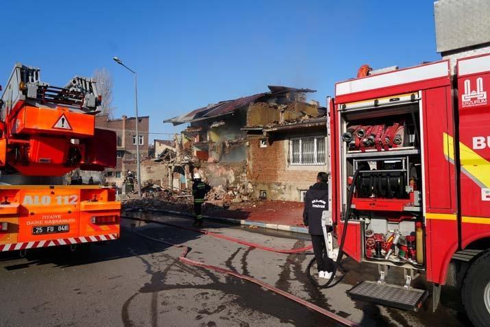 Erzurumda doğal gaz dehşeti 2 ev yıkıldı