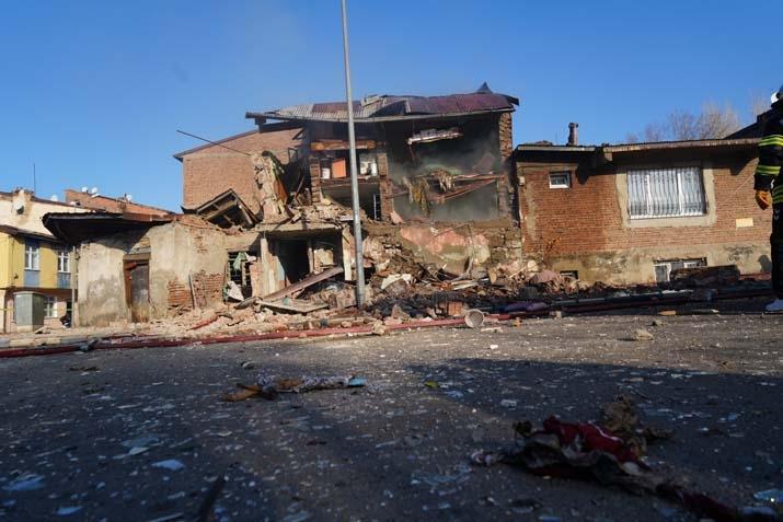 Erzurumda doğal gaz dehşeti 2 ev yıkıldı