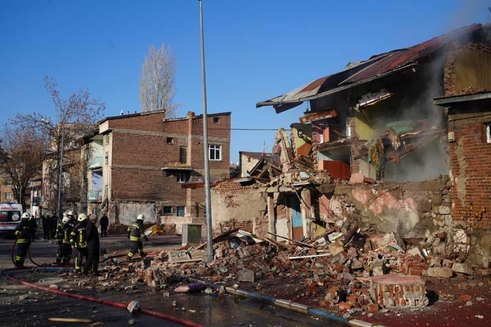 Erzurumda doğal gaz dehşeti 2 ev yıkıldı