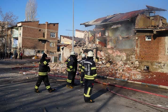 Erzurumda doğal gaz dehşeti 2 ev yıkıldı