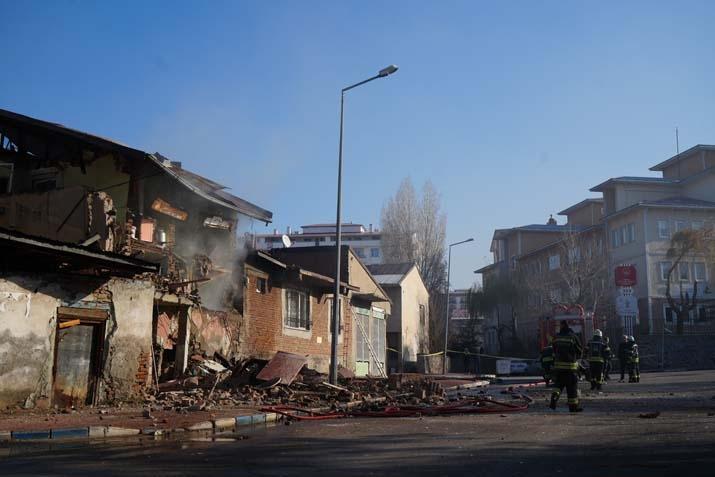 Erzurumda doğal gaz dehşeti 2 ev yıkıldı