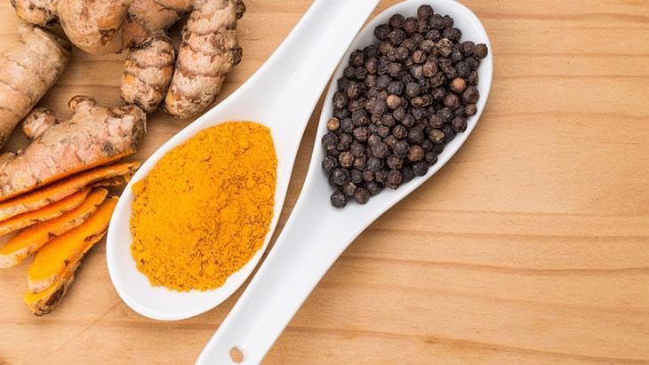 Zerdeçal ve karabiberi birlikte kullanın