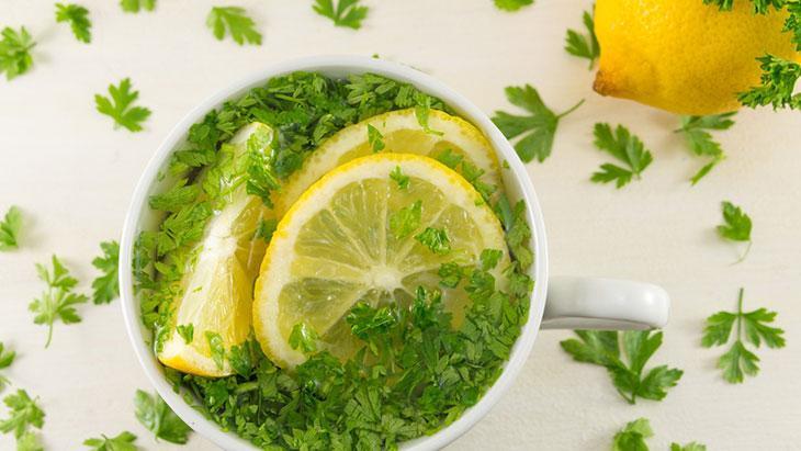 Bir tutam maydanozu limonla birlikte tüketin