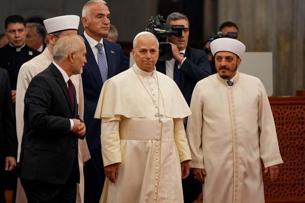 İstanbuldaki temasları süren Papa 14. Leo, Sultanahmet Camiine geldi
