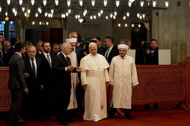 İstanbuldaki temasları süren Papa 14. Leo, Sultanahmet Camiine geldi