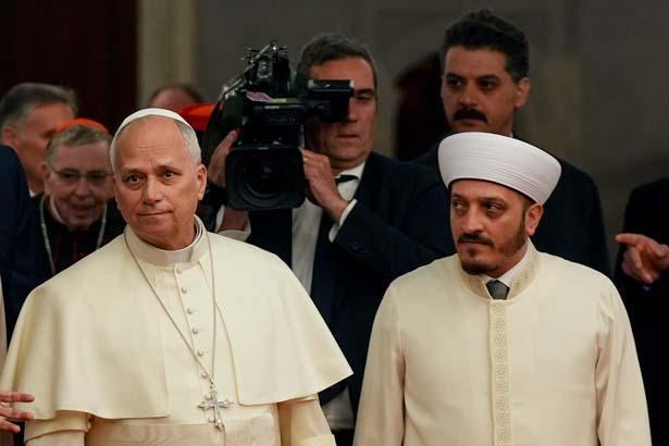 İstanbuldaki temasları süren Papa 14. Leo, Sultanahmet Camiine geldi