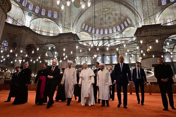 İstanbuldaki temasları süren Papa 14. Leo, Sultanahmet Camiine geldi