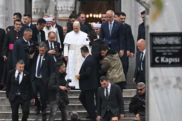 İstanbuldaki temasları süren Papa 14. Leo, Sultanahmet Camiine geldi