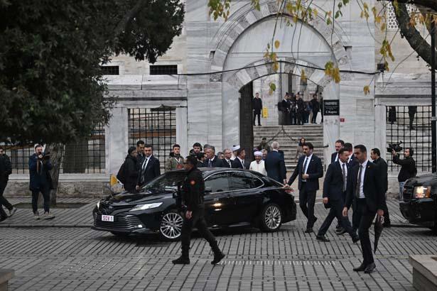 İstanbuldaki temasları süren Papa 14. Leo, Sultanahmet Camiine geldi