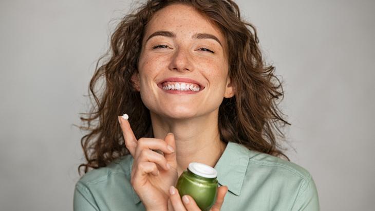 3 malzemeyle Kore kozmetiği Gece kremini evde yapın, cildi parlatıyor