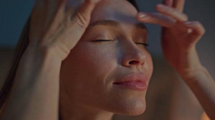 Gençleştiren tüyoyu denedi, artık 20 yaşında gibi Takma kirpiklerden kurtulun