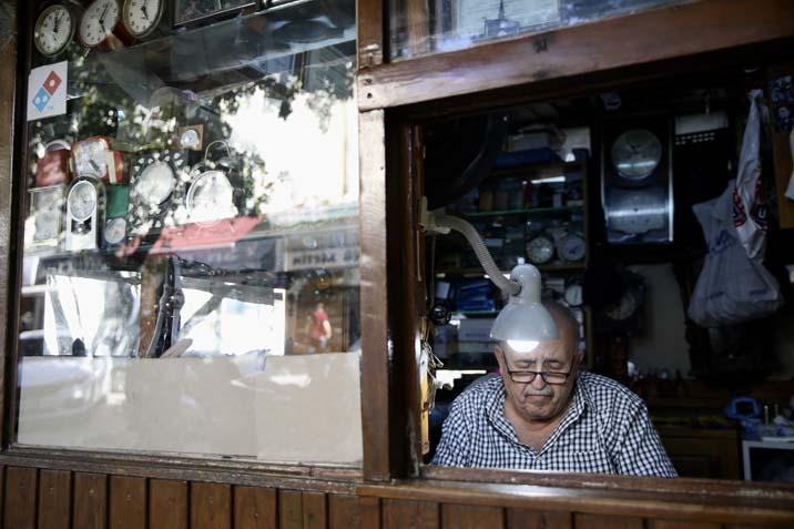 BİZİM ELİMİZDEKİ SAATLERİ ARAYAN KOLAY KOLAY BULAMIYOR