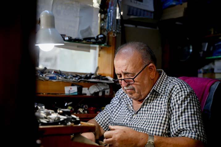 23 yıl önce emekli oldu ama bu işi bırakamıyor ‘Bizim elimizdekileri arayan bulamıyor’