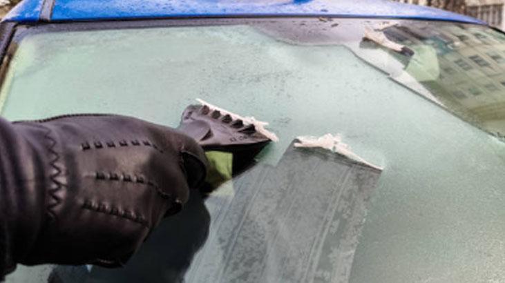 İkiye bölüp sürünce arabadaki buzlanmayı bitiriyor... Camlar tertemiz kalacak