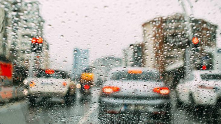 İkiye bölüp sürünce arabadaki buzlanmayı bitiriyor... Camlar tertemiz kalacak