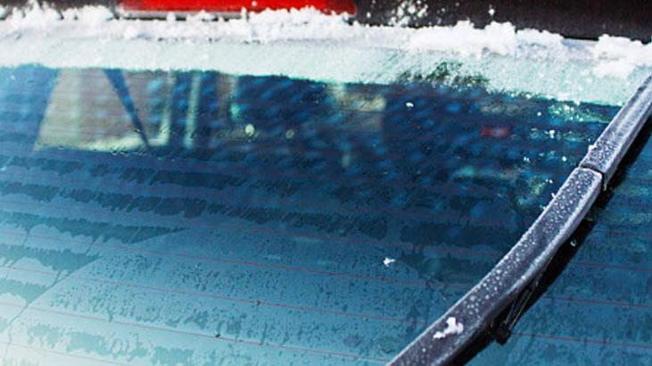 İkiye bölüp sürünce arabadaki buzlanmayı bitiriyor... Camlar tertemiz kalacak