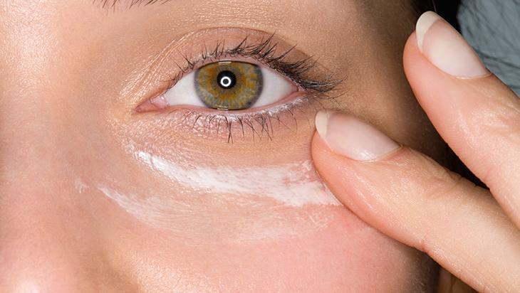 Göz çevresine ev yapımı bakım 3 malzemeli nem bombası