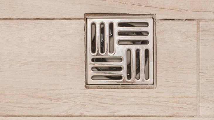 1- Tahliye kapağına süzgeç takın