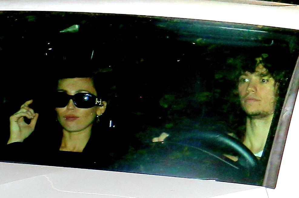 Kırmızı halıda yüzük sürprizi Miley Cyrus ve Maxx Morando nişanlandı mı