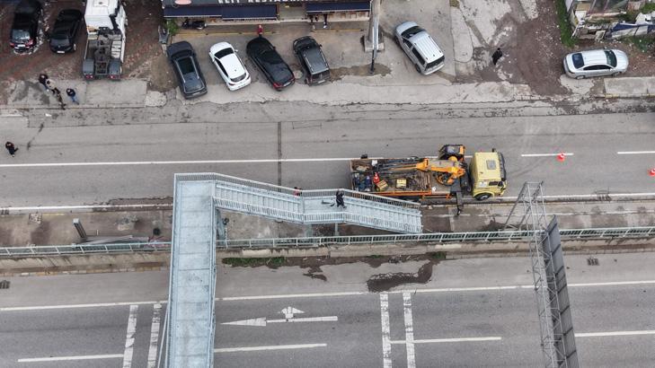 Evin içini gören üst geçit yıkılıp, yenisi yapıldı: Yine gözüküyor, değişen fazla bir şey yok