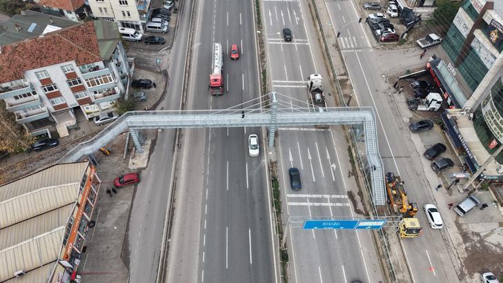 Evin içini gören üst geçit yıkılıp, yenisi yapıldı: Yine gözüküyor, değişen fazla bir şey yok