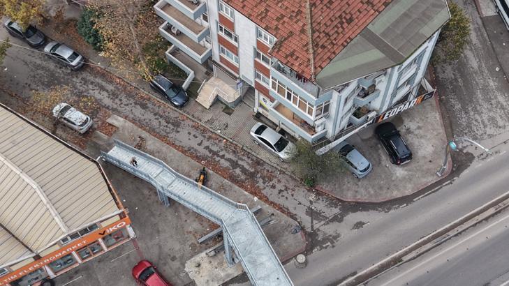Evin içini gören üst geçit yıkılıp, yenisi yapıldı: Yine gözüküyor, değişen fazla bir şey yok