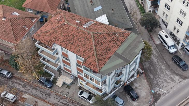 Evin içini gören üst geçit yıkılıp, yenisi yapıldı: Yine gözüküyor, değişen fazla bir şey yok