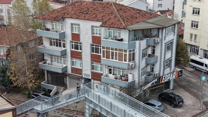 Evin içini gören üst geçit yıkılıp, yenisi yapıldı: Yine gözüküyor, değişen fazla bir şey yok