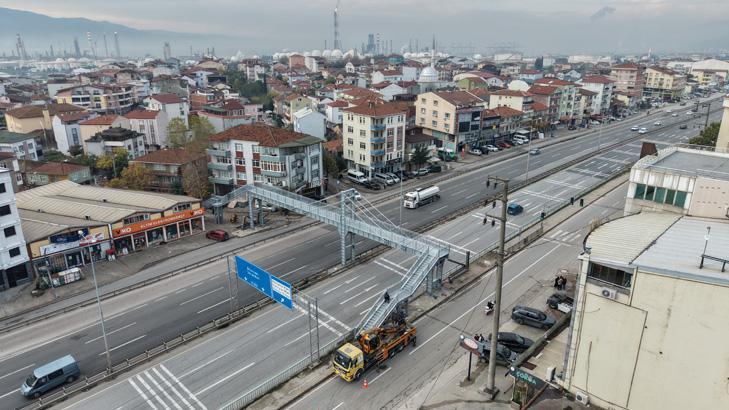 Evin içini gören üst geçit yıkılıp, yenisi yapıldı: Yine gözüküyor, değişen fazla bir şey yok