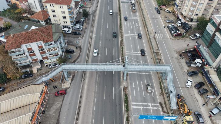 Evin içini gören üst geçit yıkılıp, yenisi yapıldı: Yine gözüküyor, değişen fazla bir şey yok