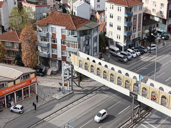 Evin içini gören üst geçit yıkılıp, yenisi yapıldı: Yine gözüküyor, değişen fazla bir şey yok