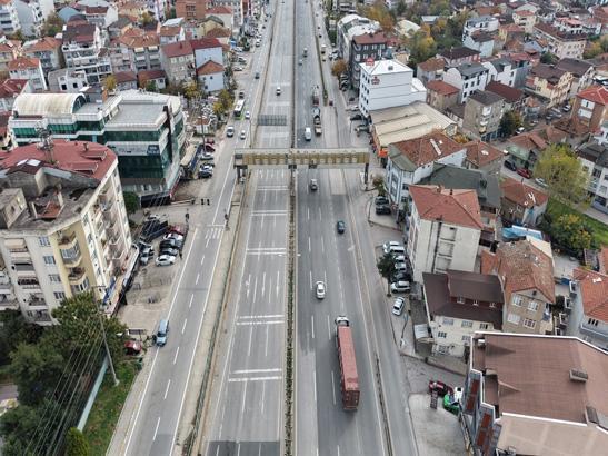 Evin içini gören üst geçit yıkılıp, yenisi yapıldı: Yine gözüküyor, değişen fazla bir şey yok