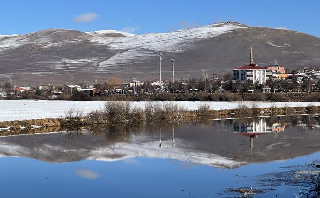 Kent resmen dondu Araçları sararak korumaya çalıştılar