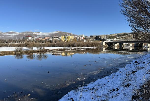 Kent resmen dondu Araçları sararak korumaya çalıştılar