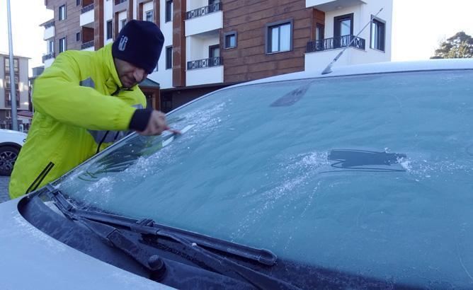 Kent resmen dondu Araçları sararak korumaya çalıştılar