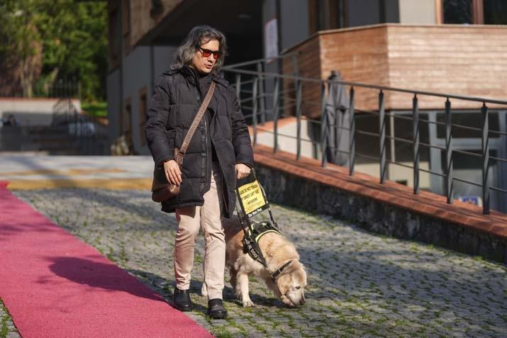 Bir köpeğin 2 yılda ‘Göz’ oluşunun hikâyesi: Türkiye’de sadece 11 rehber köpek görevde