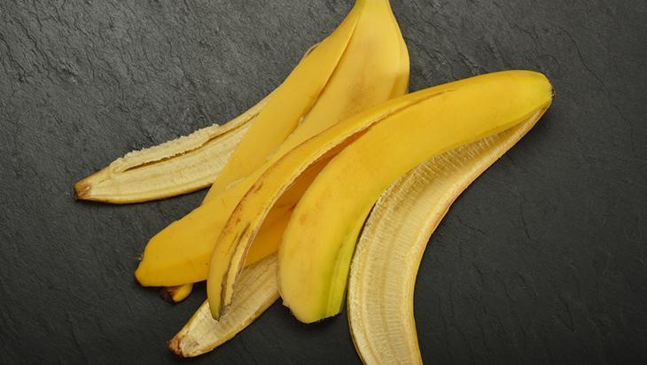 Doğum ve güneş lekelerine birebir Sadece bir muz kabuğu yeterli