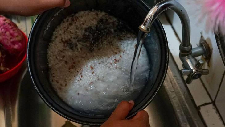 Saçları ay gibi parlatıyor Bütün şampuanları rafa kaldıran su