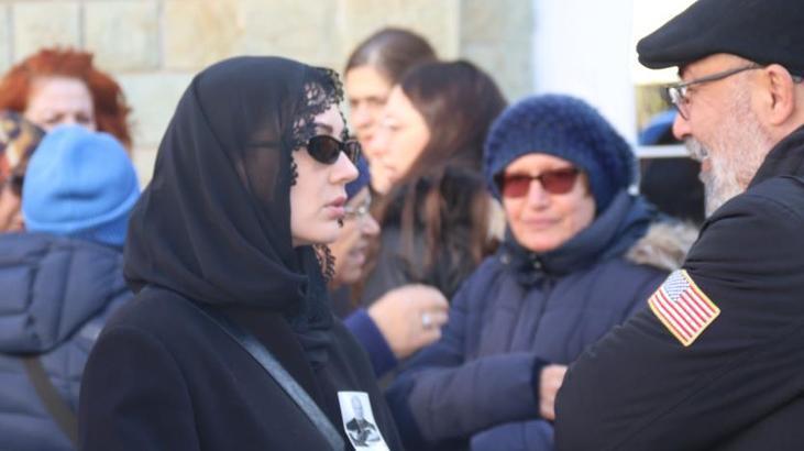 Burcu Özberkin acı günü Dedesini gözyaşlarıyla son yolcuğuna uğurladı