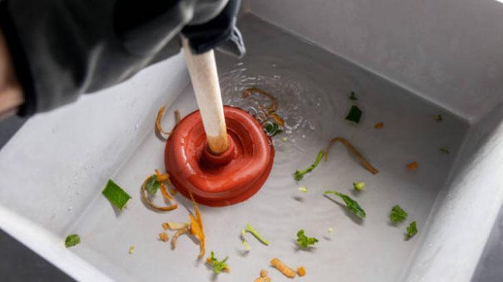 Süt, kahve, yağ fark etmiyor... Lavaboya döken yandı Boruyu mahveden ürünlerin listesi