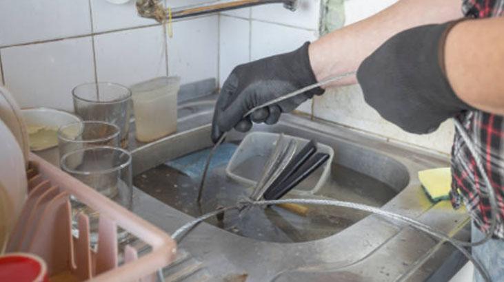 Süt, kahve, yağ fark etmiyor... Lavaboya döken yandı Boruyu mahveden ürünlerin listesi