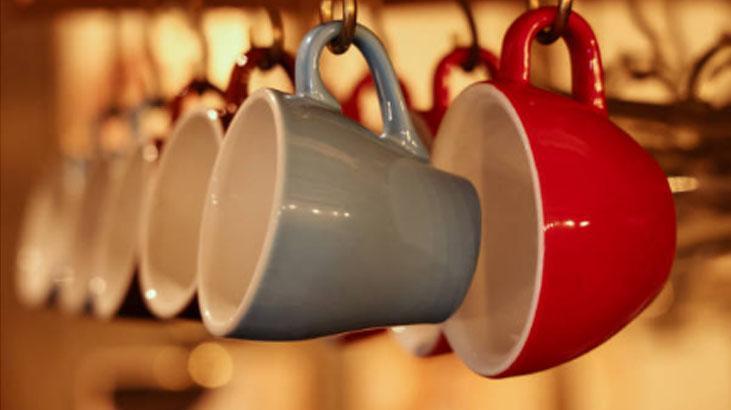 İnatçı kahve lekesinin izi bile kalmıyor 5 yöntem arasından en etkilisi