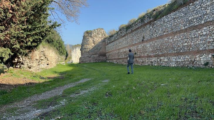 114 BURÇTAN BİRİ DE ARSANIN İÇİNDE