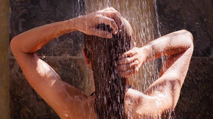 Duş almadan önce uyguladı, saçları gürleşti Kırıkları böyle önlüyorum