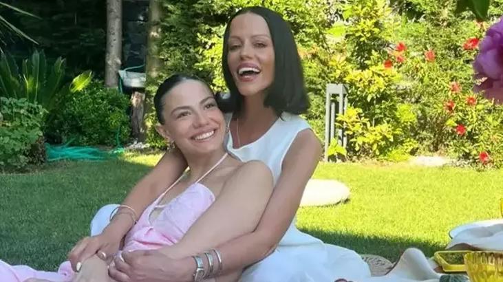 Yeni durağı Katar oldu Demet Özdemir ve ablasından yeni kareler
