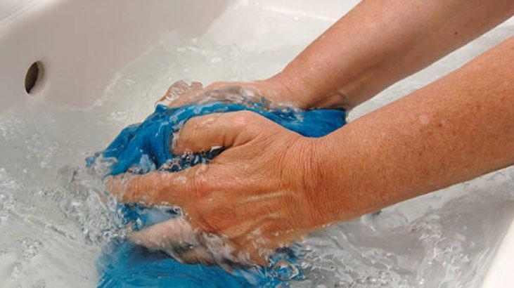 Ne deterjan ne sirke... Çamaşırları bembeyaz yapan formül başka Kabuklarını kullanın