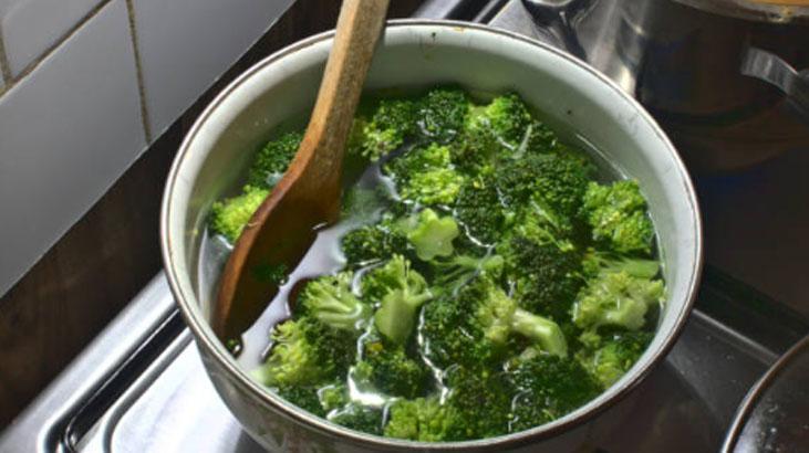 Brokoliyi böyle haşlamak hata Karıştırınca çıkıyor, karaciğeri temizleyen cevher