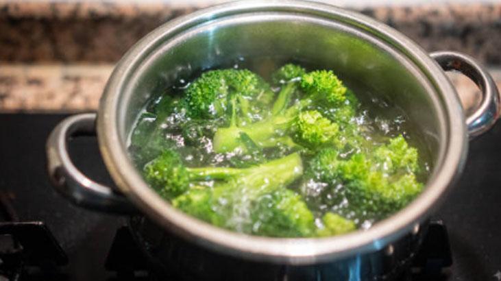 Brokoliyi böyle haşlamak hata Karıştırınca çıkıyor, karaciğeri temizleyen cevher