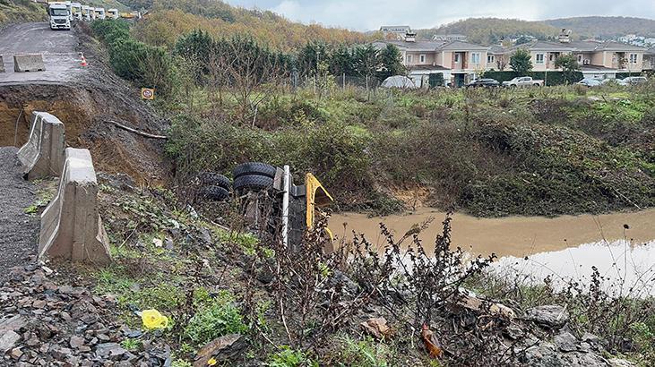 Sarıyerde yol çöktü Pikap ile kamyonet dereye düştü